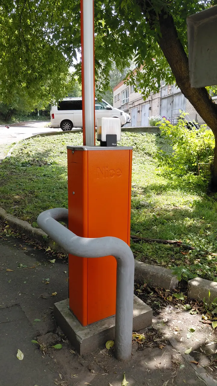 Шлагбаум при въезде в гаражный кооператив