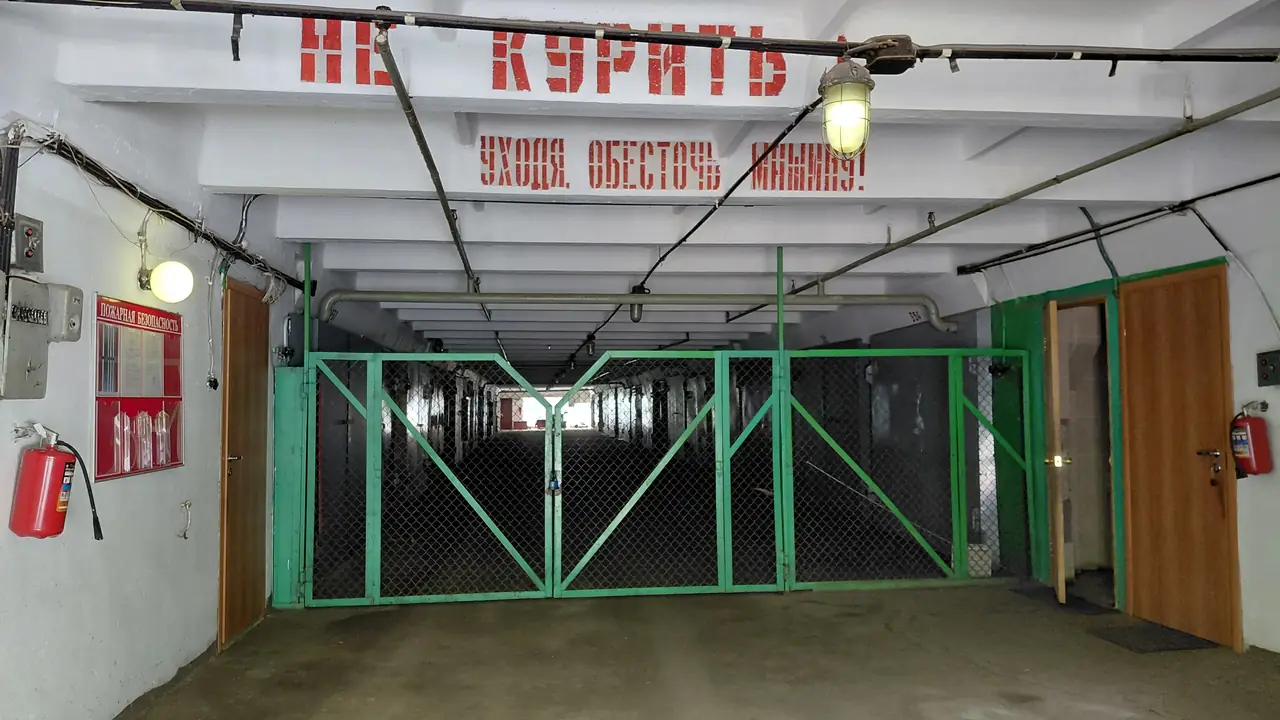 Зелёные ворота гаражного бокса